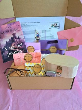 Mezi Dobrodružnými knižními boxy nalezneš historický román V náruči pomsty od autorky Lucie Kunešové. Zavítej do 16....