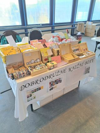 Přijďte se podívat na stánek Dobrodružných knižních boxů na Kniha Brno ❤️ #knihabrno #dobrodruzneknizniboxy #milujucteni